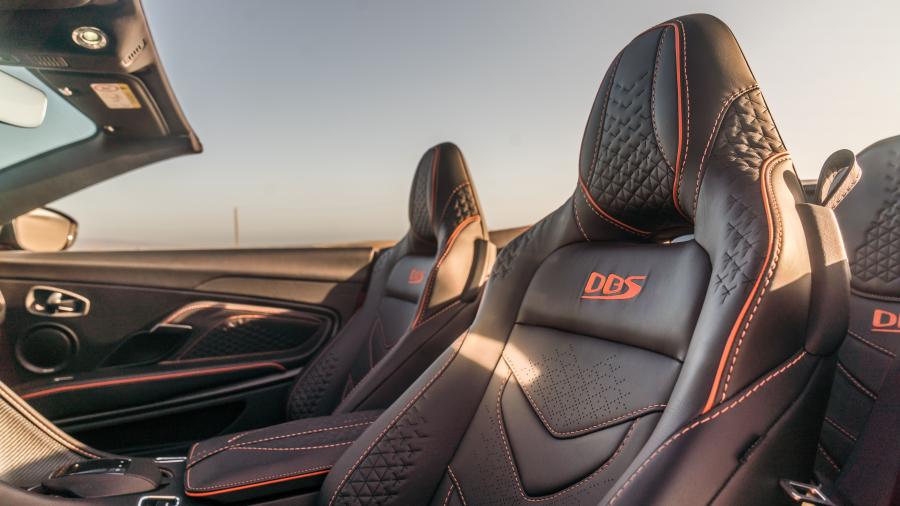 Интерьер Aston Martin DBS Superleggera Volante 2019 года  (WW) (фото 22 из 41)